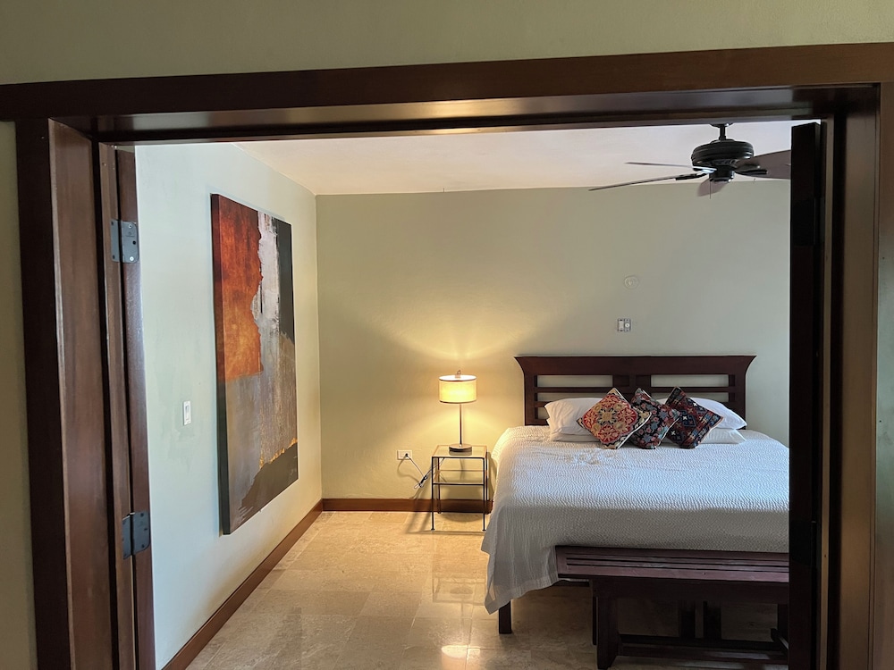 Standard Suite, 1 King Bed photo 2