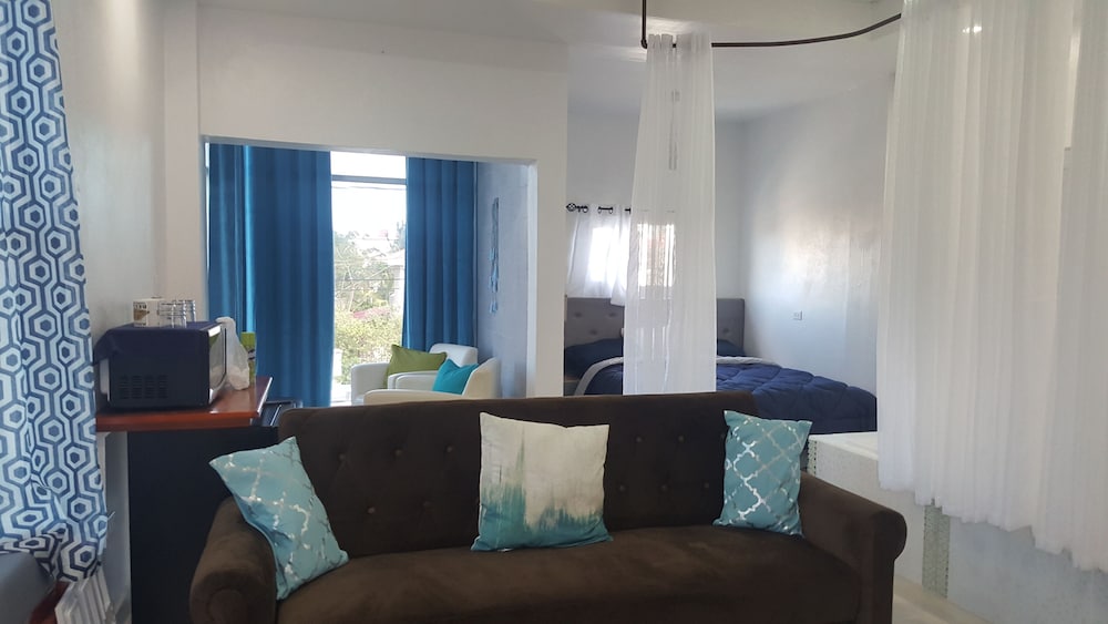 Honeymoon Suite, Microwave photo 1