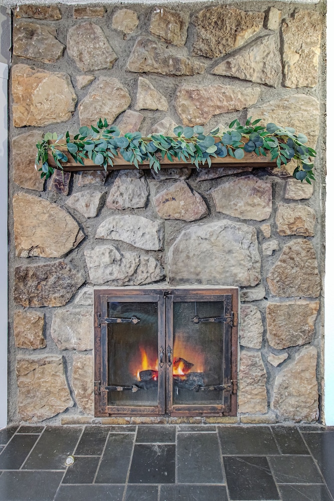 Riverside Deluxe King with Fireplace. - Photo 6