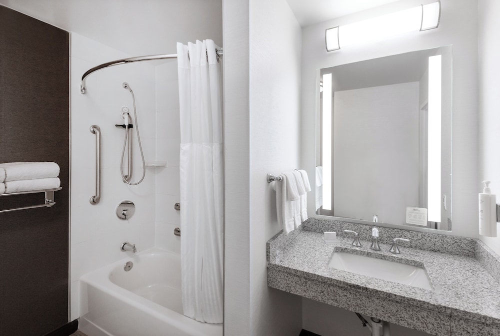 Room, 2 Queen Beds, Accessible, Bathtub - Photo 5