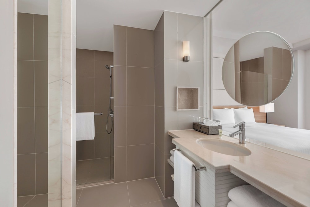 Suite, 1 Bedroom, Corner thumbnail 6