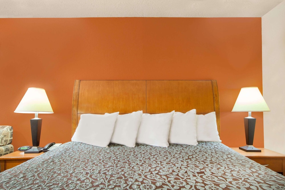 Room, 1 King Bed, Smoking - Photo 2