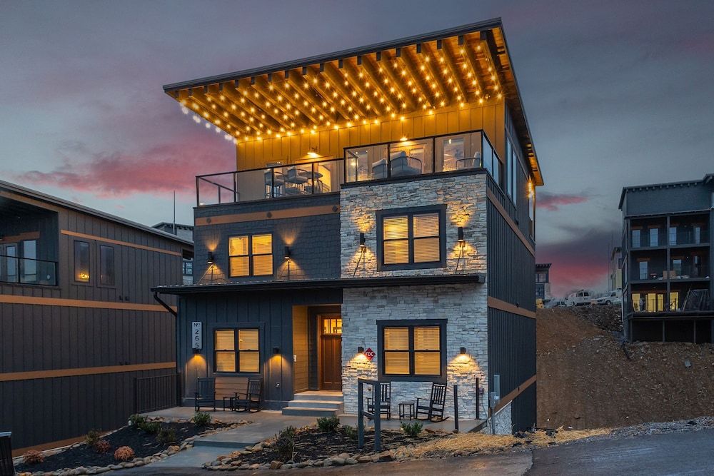 Executive Cabin, 5 Bedrooms, Terrace, Mountain View (Private RoofTop Lounge)