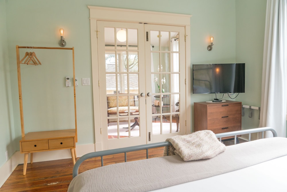 Luxury Suite, 1 King Bed, Balcony, Garden View (Twin Oaks) photo 2