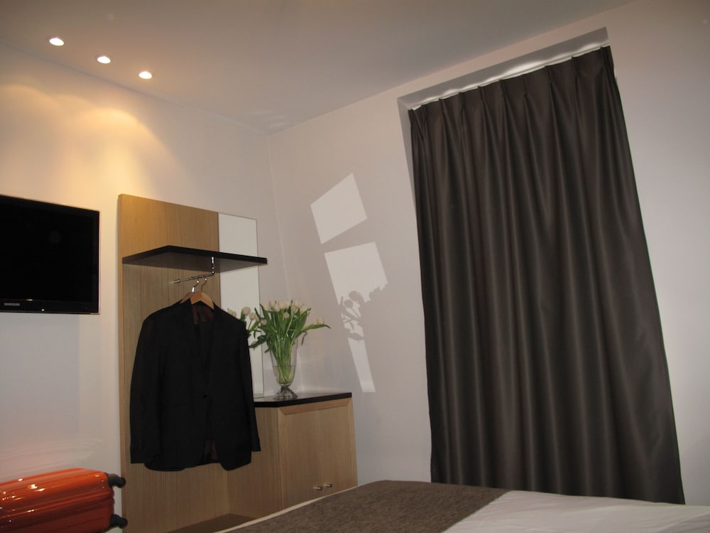 Family Room thumbnail 5