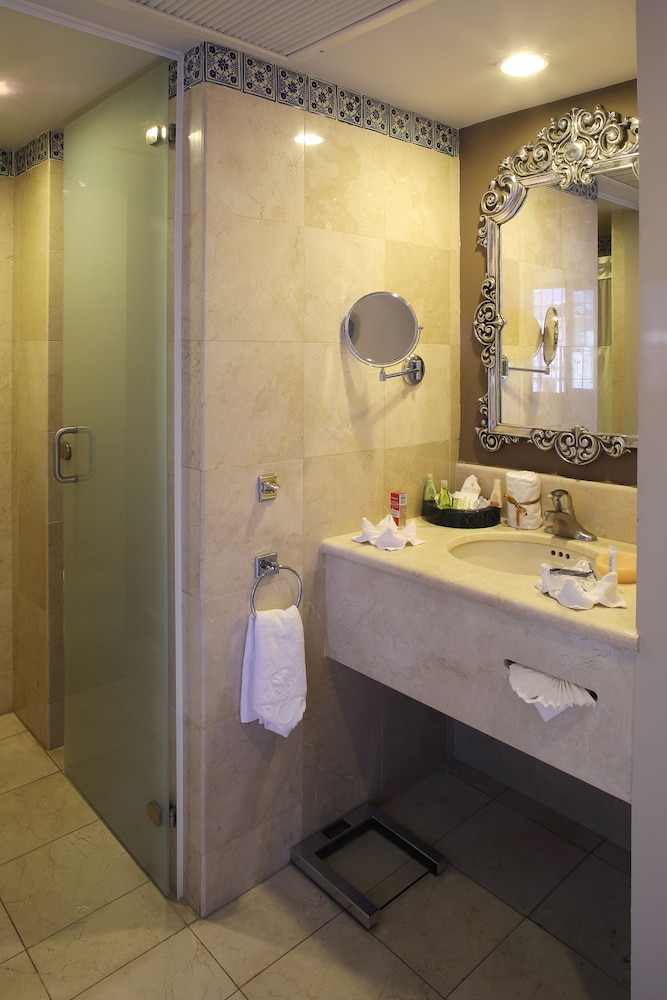 Basic Room, 2 Double Beds - Photo 3