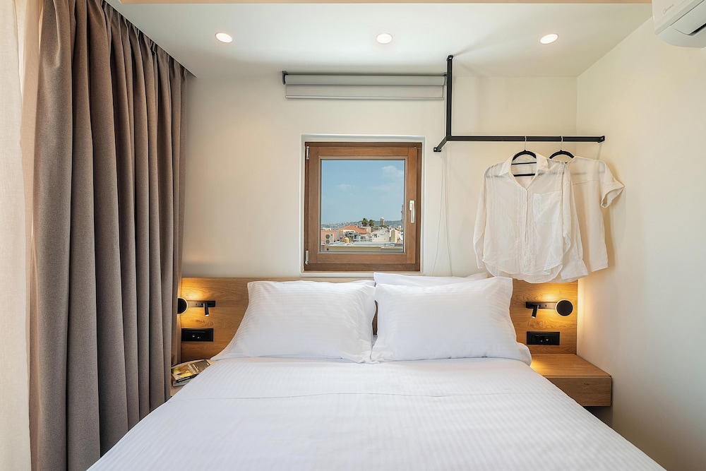 Panoramic Room, City View