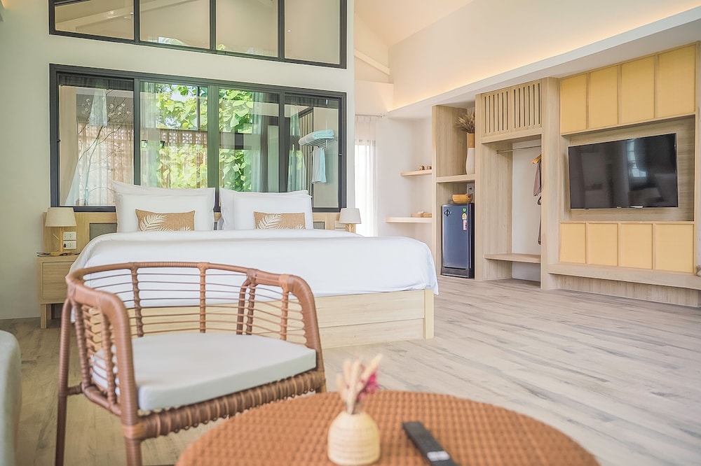 Premier Room, 1 King Bed - Photo 13
