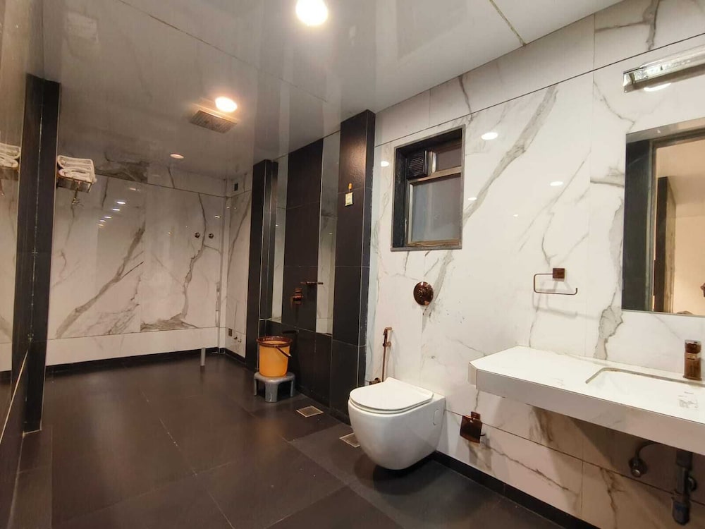 Suite - Photo 3
