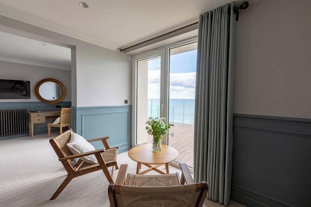 Coast suite with roll top bath photo 2