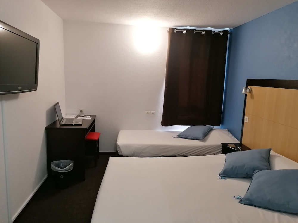 Standard Room, Multiple Beds - Photo 8