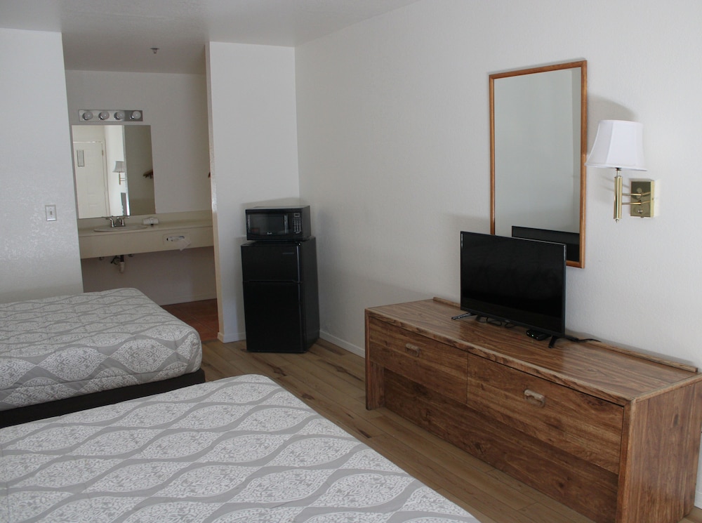 Standard Room, 2 Queen Beds, Non Smoking - Photo 3