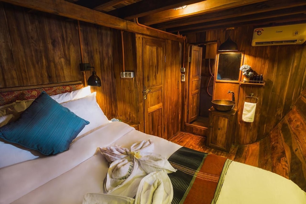 Sumbawa Deluxe Cozy Cabin photo 1