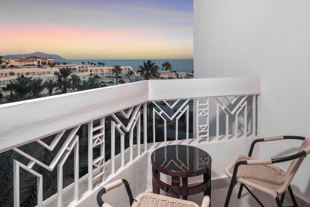 Premium Room, 2 Twin Beds, Pool View - Photo 3