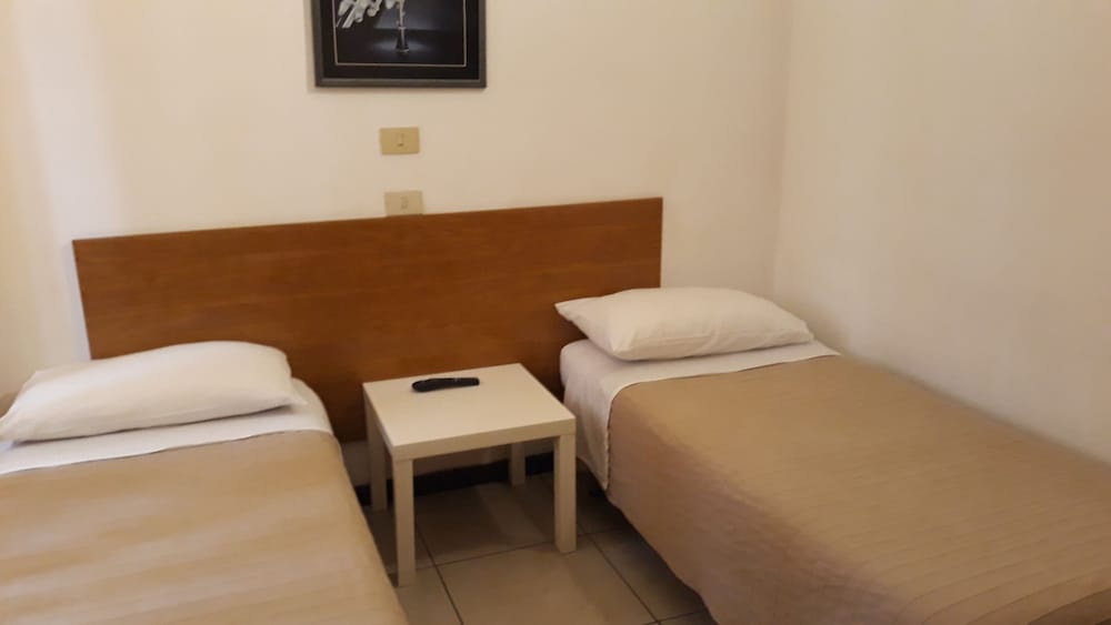Twin Room, 2 Twin Beds, Shared Bathroom photo 2