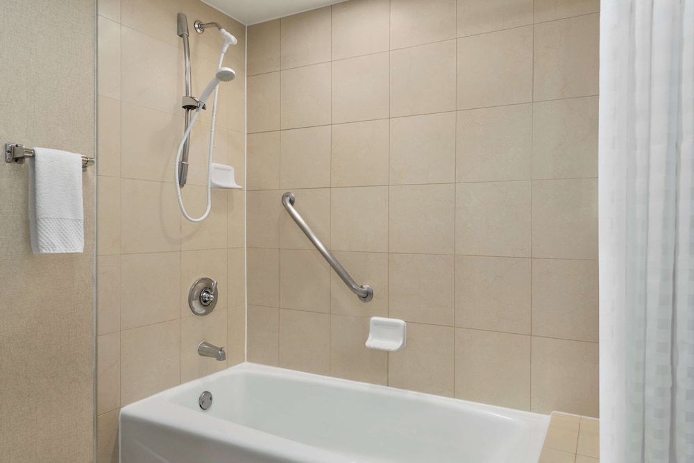 Suite, 2 Double Beds, Accessible, Bathtub (Mobility & Hearing) - Photo 8