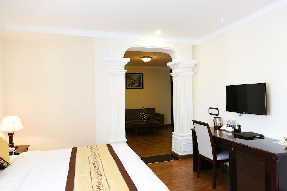 Superior Living Room photo 2