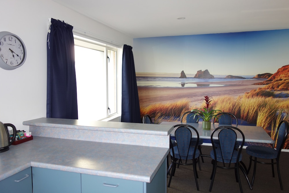 Three Bedroom Unit - Photo 3