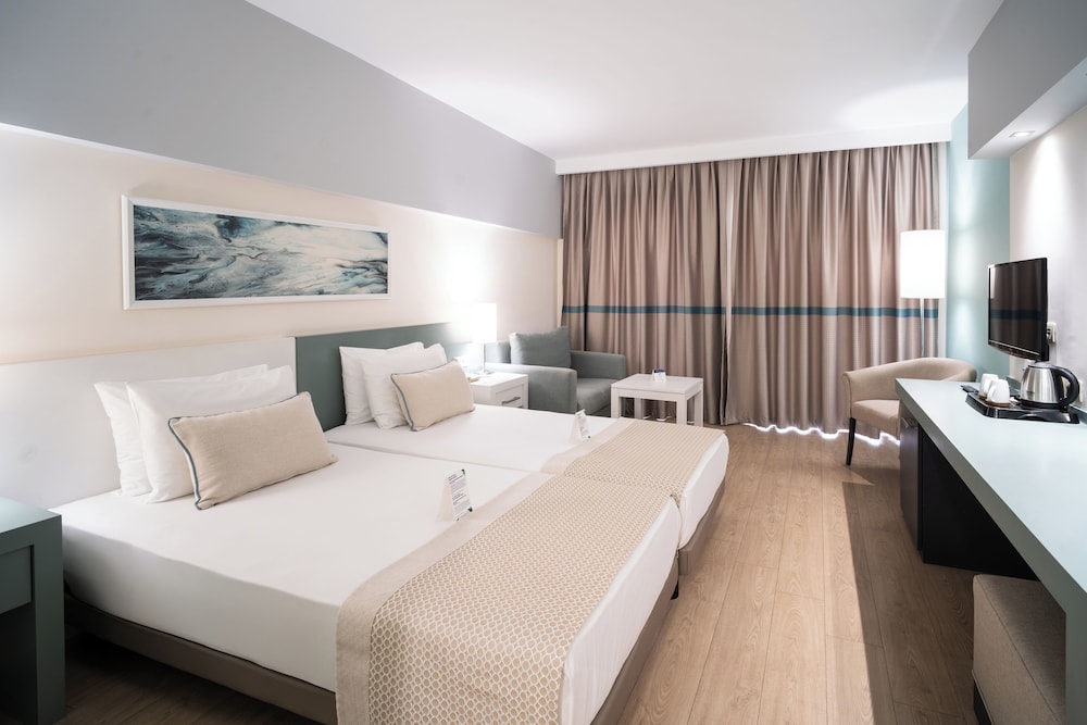 Superior Family Suite Side Sea View