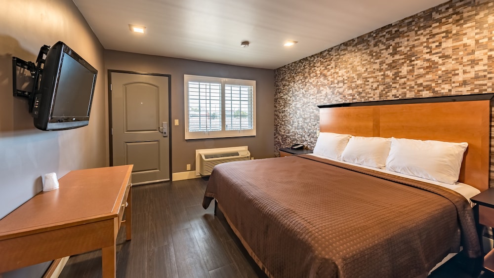 Deluxe Room, 1 King Bed, Non Smoking photo 3