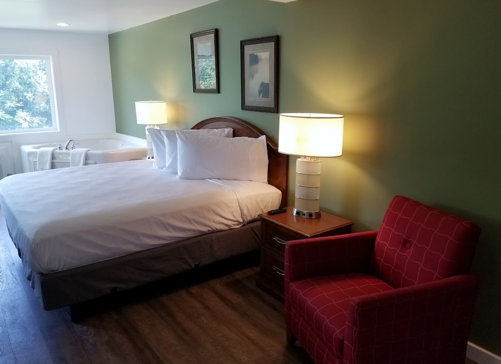 Premier Room, 1 King Bed, Jetted Tub, Lakeside