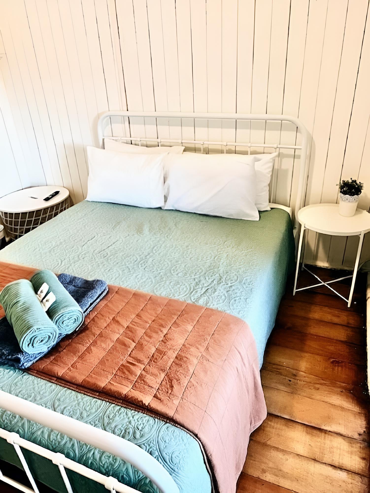 Standard Room, 1 Queen Bed, Non Smoking, Shared Bathroom photo 3