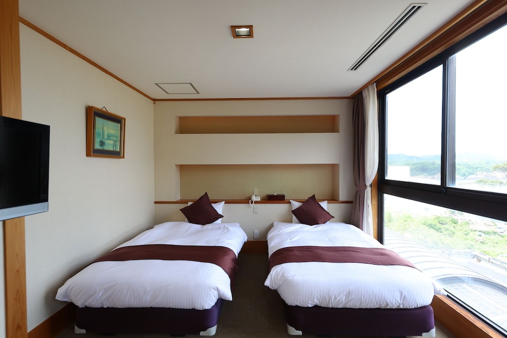 Japanese and Western Deluxe Room (2beds+5Futons, with Open Air Bath) photo 2