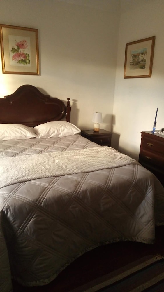 House, 2 Bedrooms photo 2
