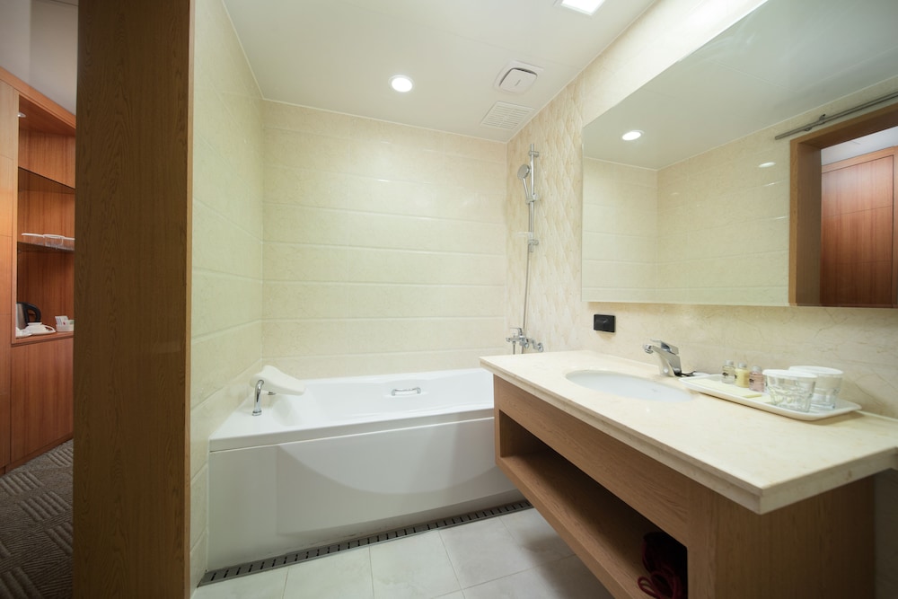 Family Ocean Suite (Lower floor/2 doubles + 1 single or 1 double + 3 singles randomly assigned) photo 2