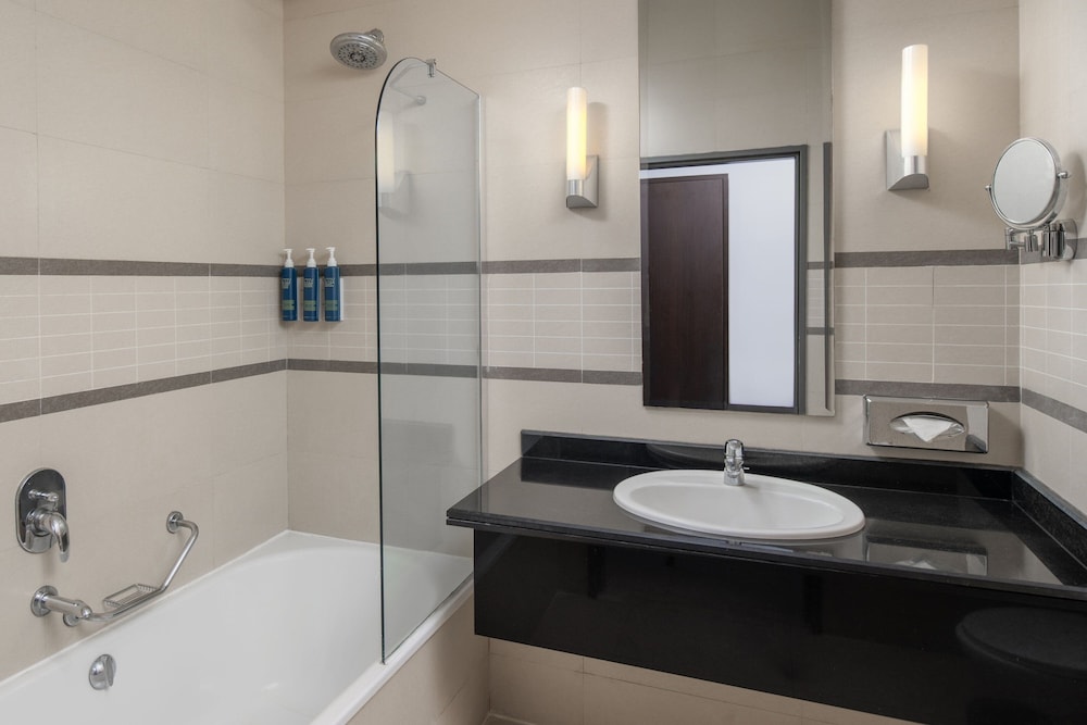 Deluxe Room, 1 King Bed, City View - Photo 3
