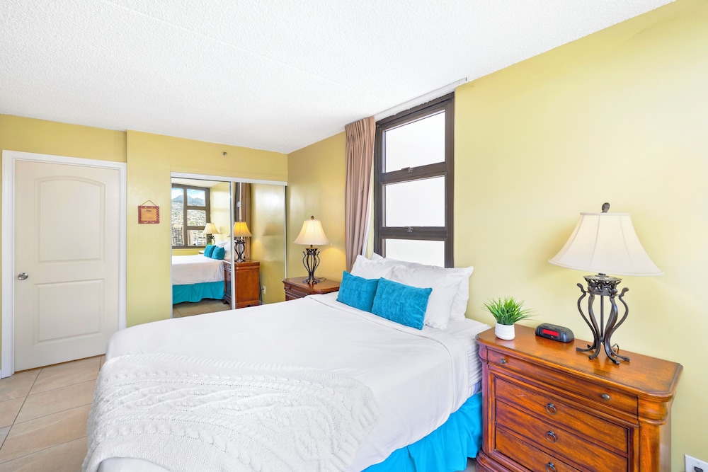 Waikiki Banyan 1BR Condos with No Parking: Apartment, 1 Bedroom (0088 Wb 2801 T2) photo