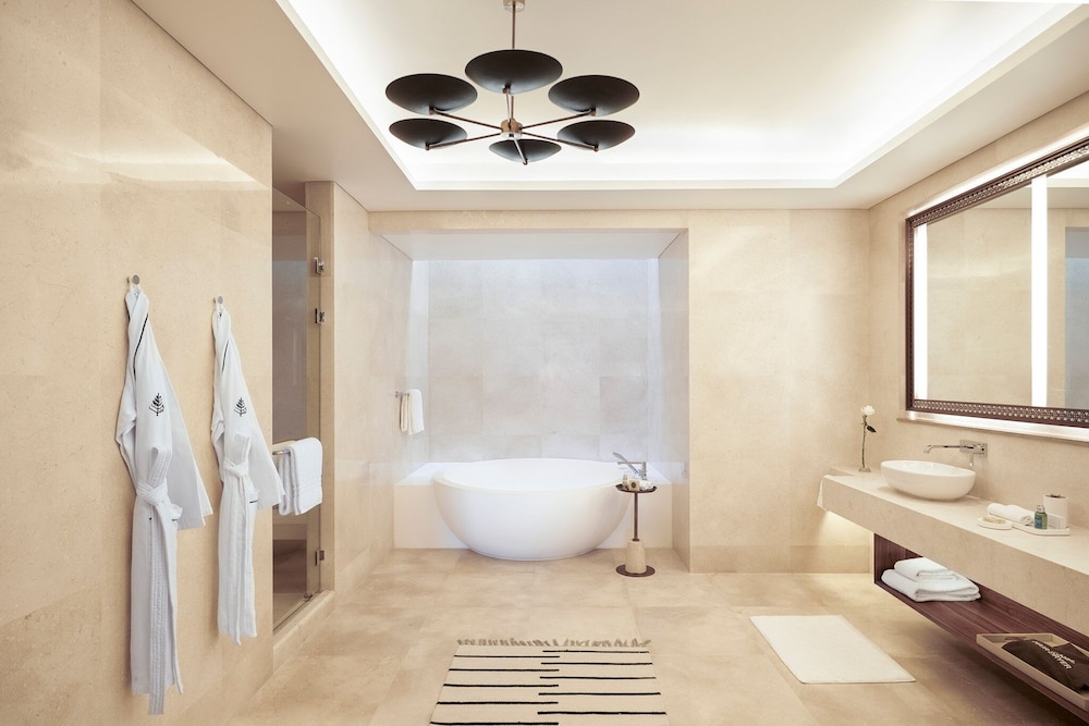 Premier Room, 1 King Bed (Island View) - Photo 5
