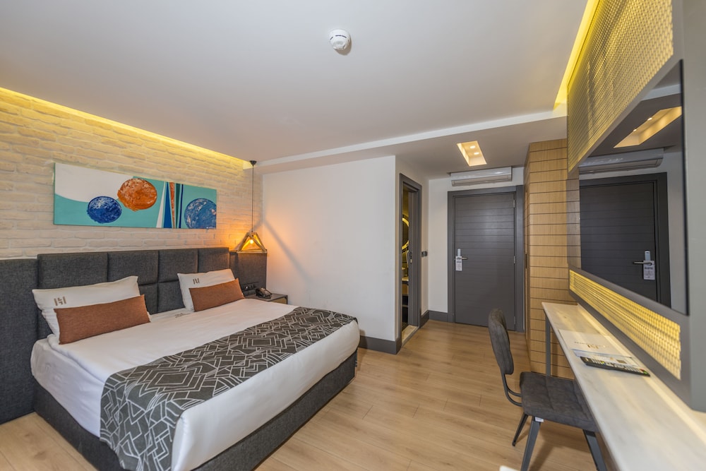 Standard Triple Room thumbnail 6