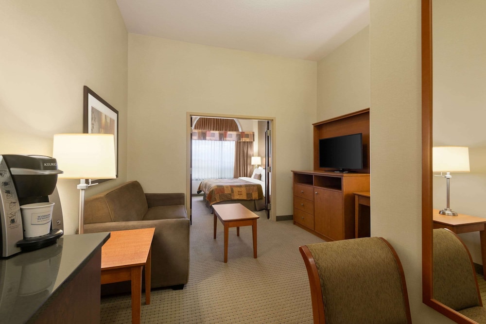 One bedroom Suite, 1 King, Sofabed, Non Smoking - Photo 1