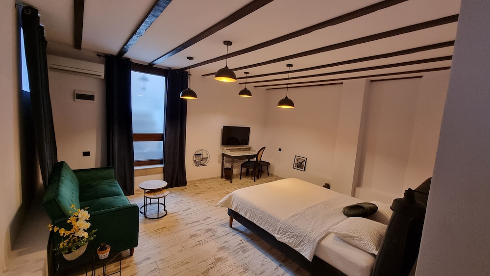 Studio Suite (Basement) photo 1