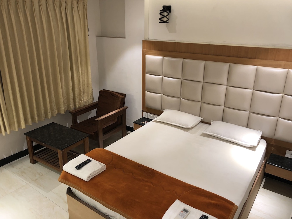 Deluxe Room, 1 King Bed, Non Smoking photo 2