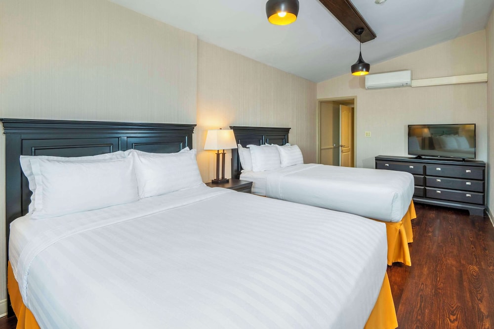 Suite, Multiple Beds, Non Smoking (2 Queen Beds & 1 Sofa Bed) photo 3