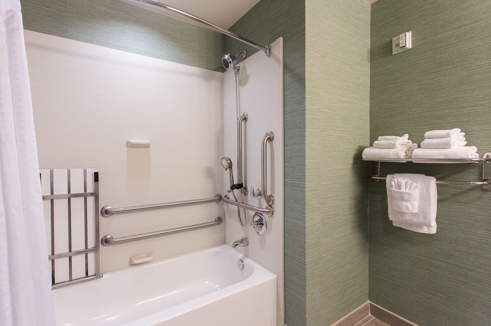 Suite, 1 King Bed, Accessible (Communications, Accessible Tub) photo 3