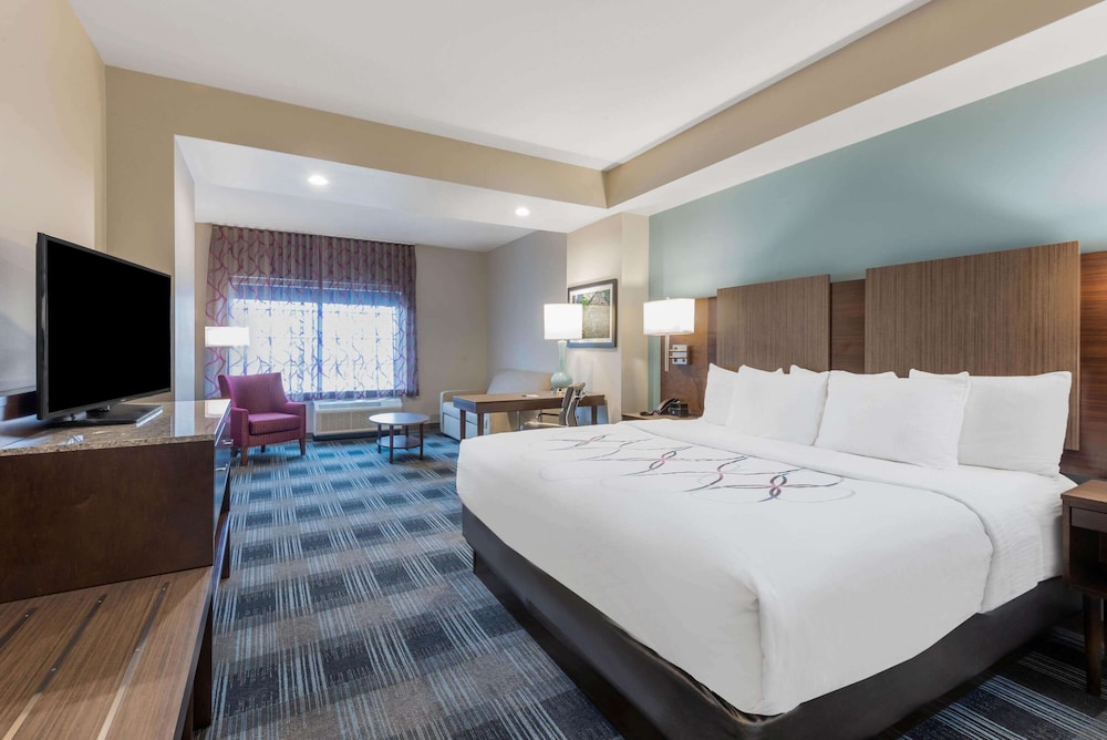 Deluxe Room, 1 King Bed, Non Smoking - Photo 1
