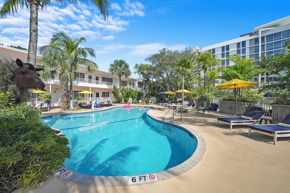 Pool View One Bedroom Queen Suite - Photo 6