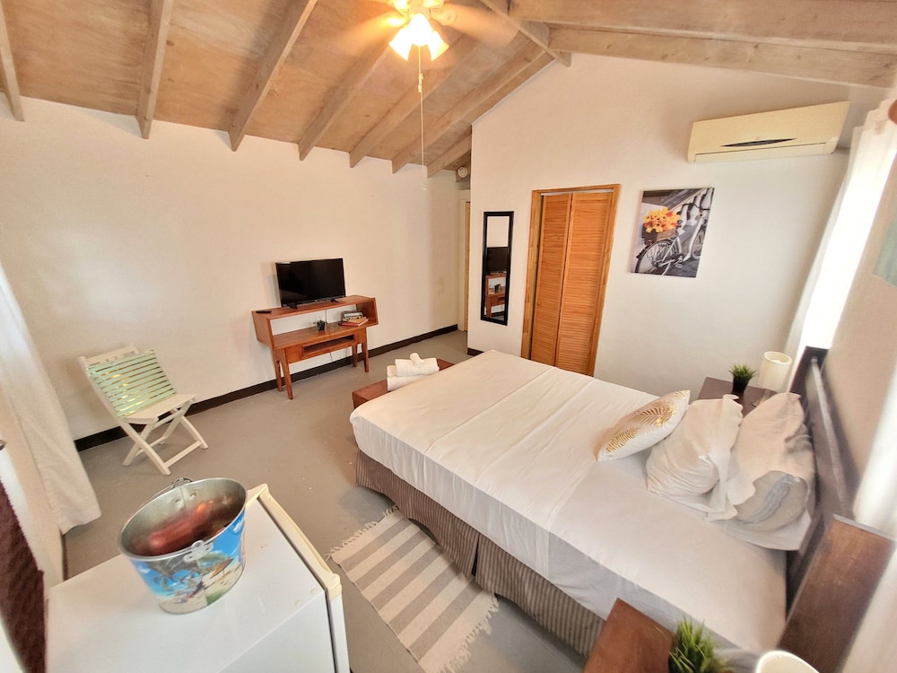 Honeymoon Studio, 1 King Bed photo 2