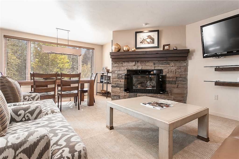 Condo, 2 Bedrooms, Microwave, Mountain View (Terracehouse 82) photo 1