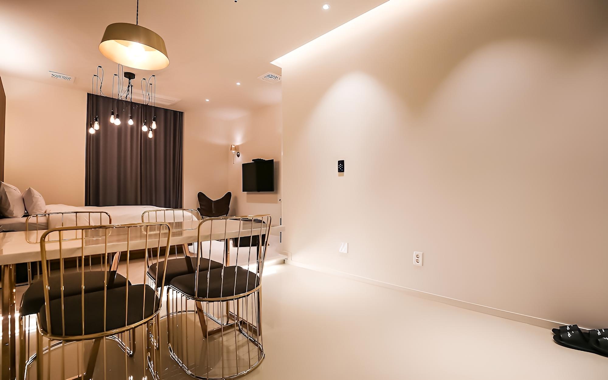 Room (Suites) - Photo 4