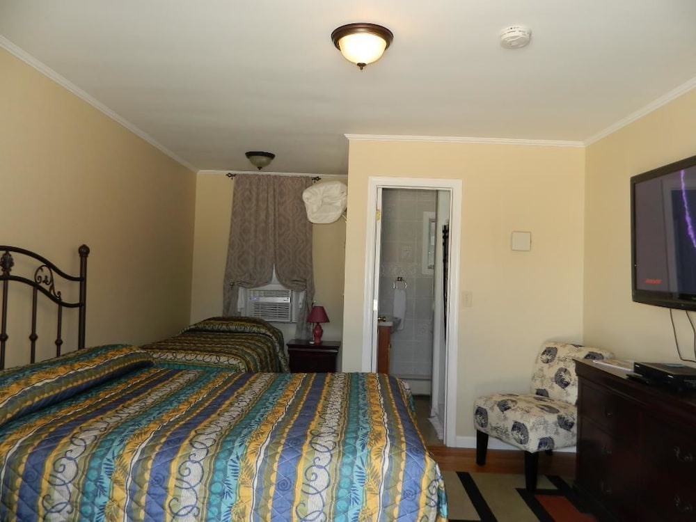 Room, 1 Queen & 1 Single Bed