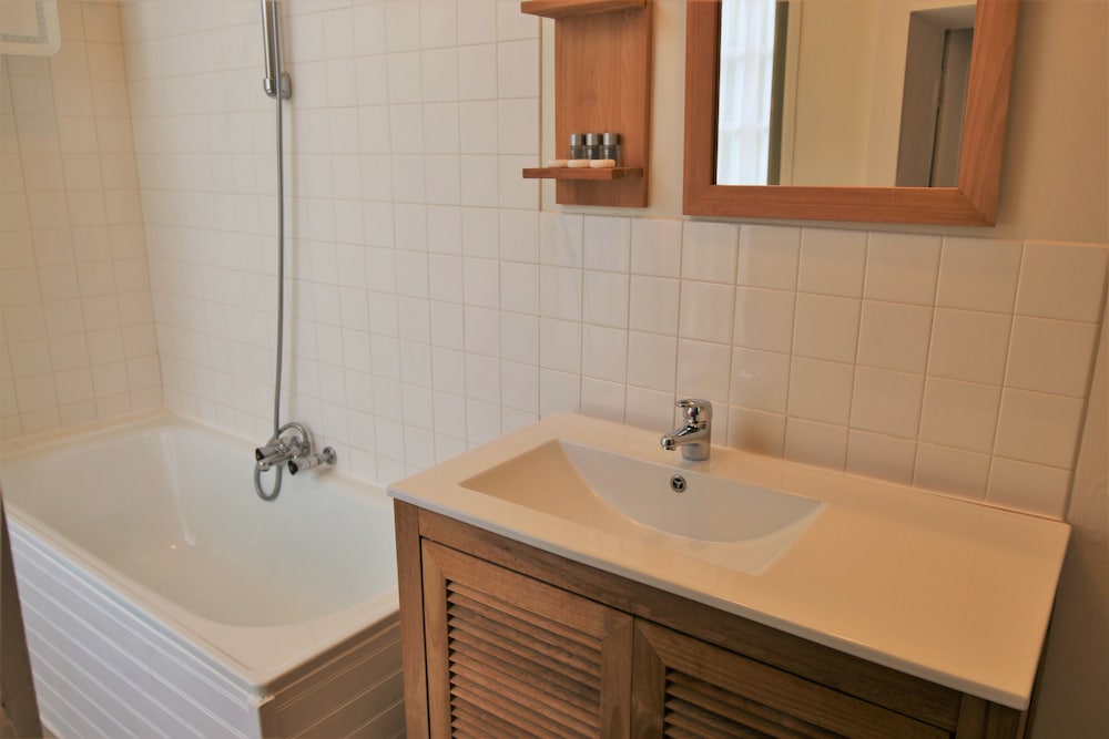 Standard Double Room, 1 King Bed, Bathtub photo 3
