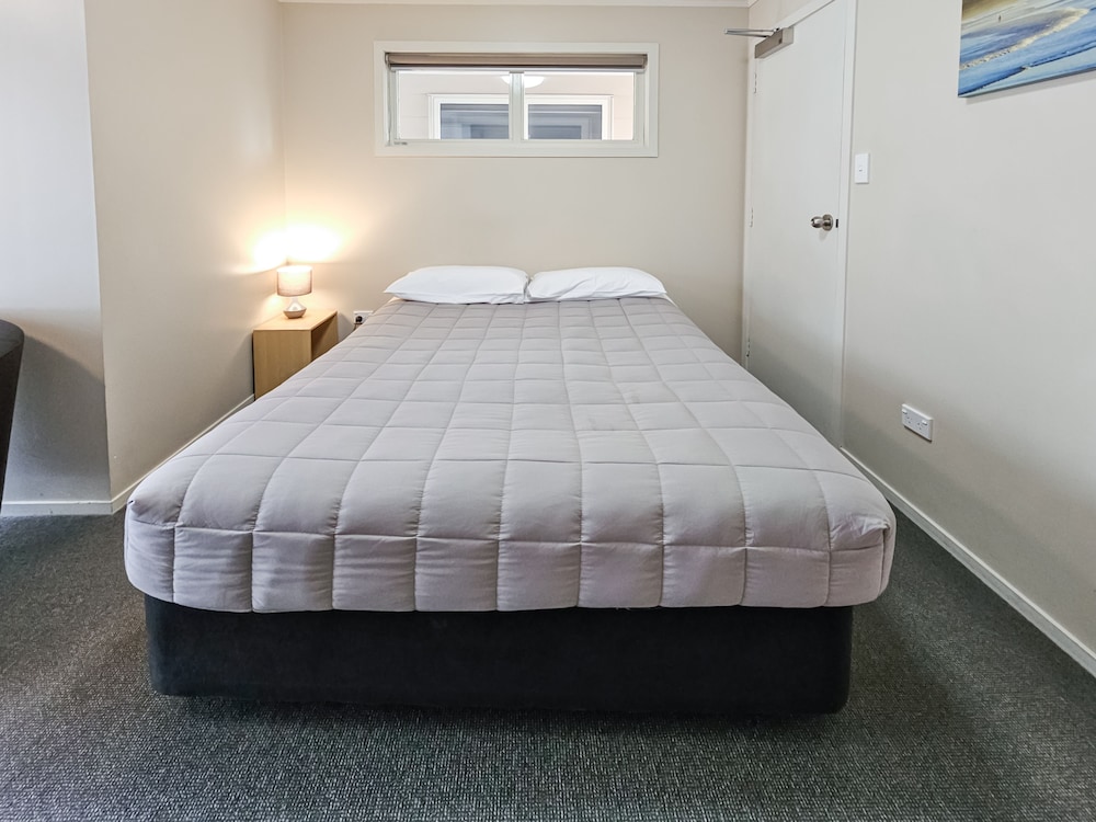Economy Queen Room photo 2