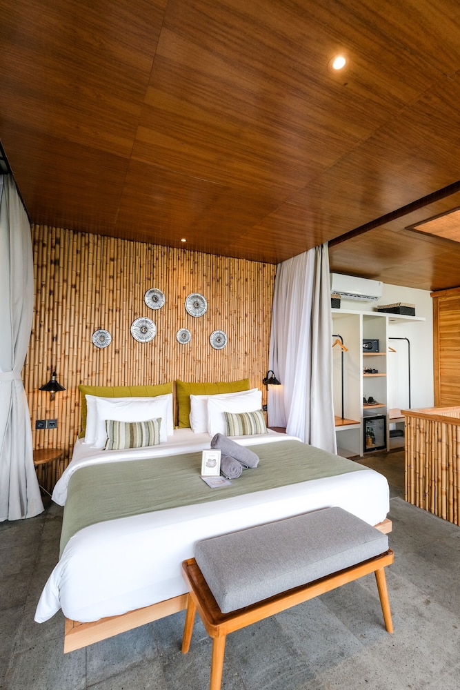 Luxury Room, 1 King Bed with Sofa bed, Ocean View, Oceanfront photo 3
