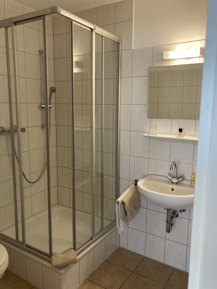 Basic Double Room, Private Bathroom - Photo 10
