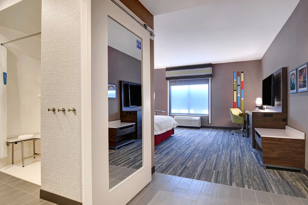 Room, 1 King Bed, Accessible, Non Smoking (Mobility/Hearing, Roll In Shower) - Photo 3