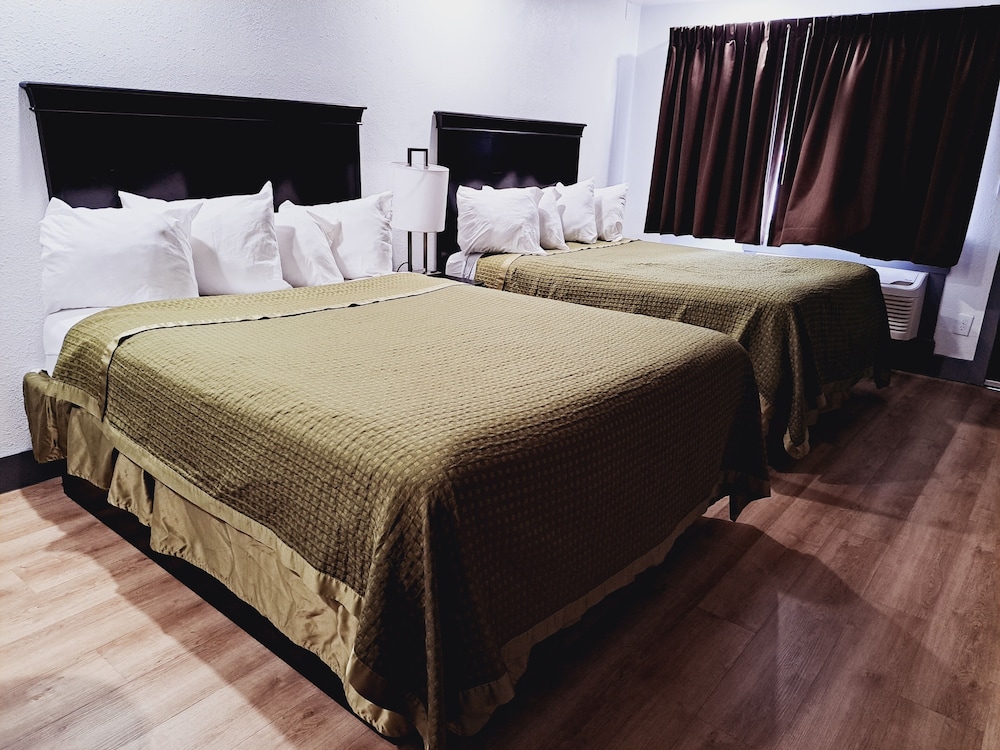 Standard Room, 2 Queen Beds photo 2